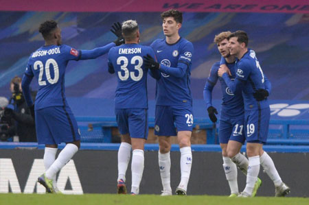 库里31分导逆转多强：45次单节20+历史第一 连续75场命中三分